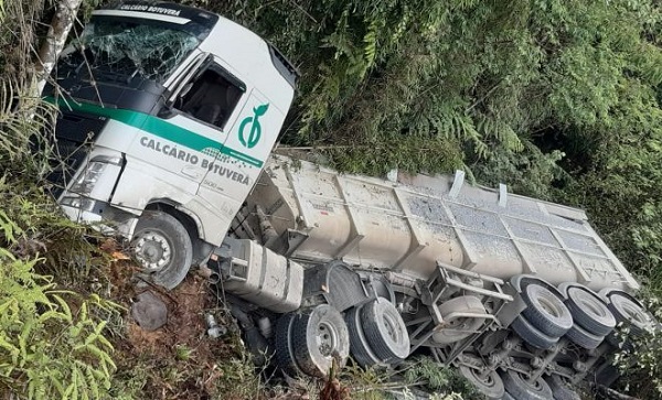 Carreta Cai Em Ribanceira Ap S Sa Da De Pista Na Sc Em Vidal Ramos