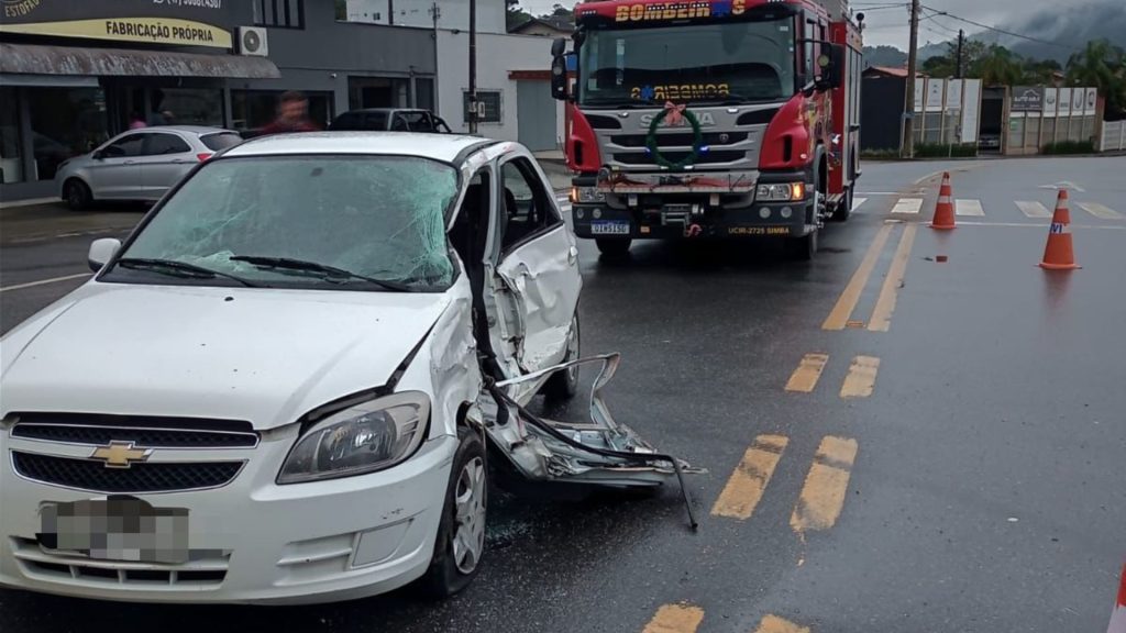 Motorista de Celta fica preso em carro após colidir caminhão na BR