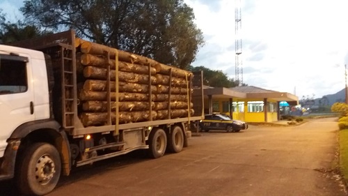 PRF de Rio do Sul flagra caminhão arqueado pelo excesso de peso