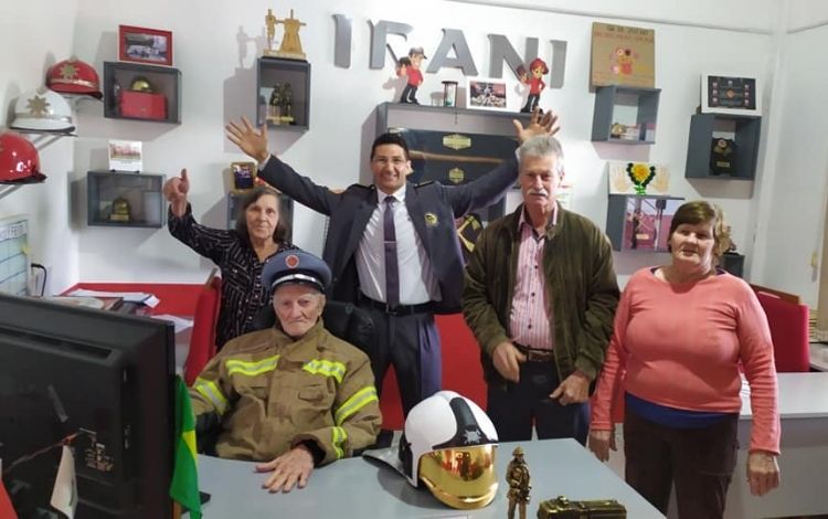 Idoso comemora 101 anos na corporação dos bombeiros em Irani
