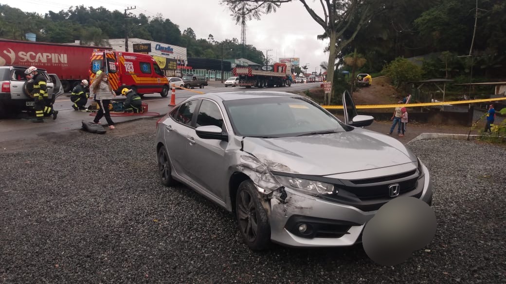 Quatro veículos se envolvem em acidente na BR-470 em Blumenau