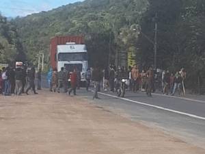 BR-470 é bloqueada por manifestação indígena em Ibirama