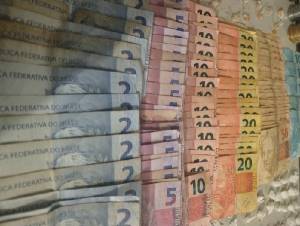 Dinheiro e entorpecentes são apreendidos em Blumenau
