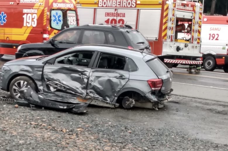 Quatro veículos se envolvem em acidente na BR-470 em Blumenau
