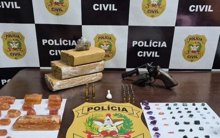 Polícia apreende arma, drogas e pedras preciosas em Barra Velha