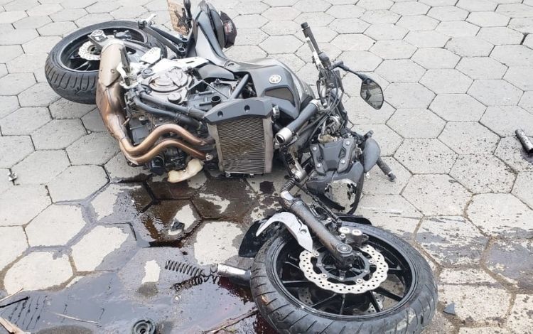 Uma pessoa fica ferida após acidente entre carro e moto em Ascurra