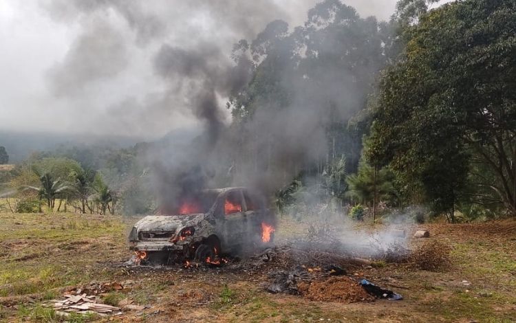 Curto-circuito no painel de veículo causa incêndio em Ituporanga