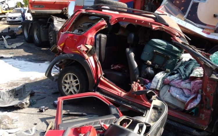 Colisão entre 11 veículos deixa duas pessoas feridas no Paraná