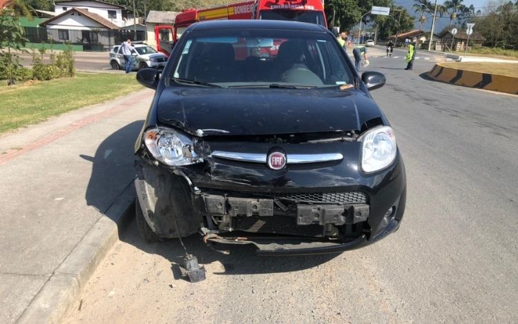 Carro capota e deixa duas pessoas presas após acidente em Timbó