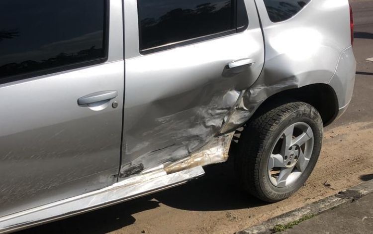 Carro capota e deixa duas pessoas presas após acidente em Timbó