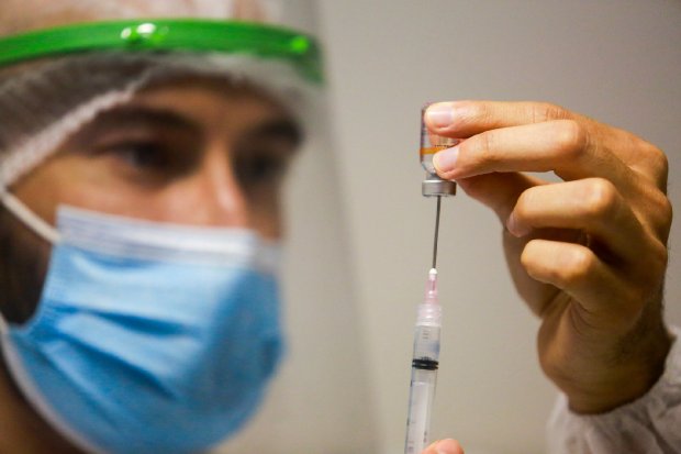 Morador da Nova Zelândia é investigado por tomar 10 doses de vacina em um mesmo dia