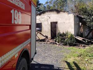 Residência é destruída pelo fogo em Ituporanga