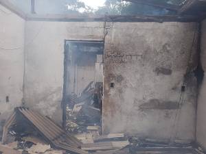 Residência é destruída por incêndio em Blumenau
