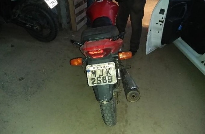 Policiais recuperam motocicleta furtada em Indaial