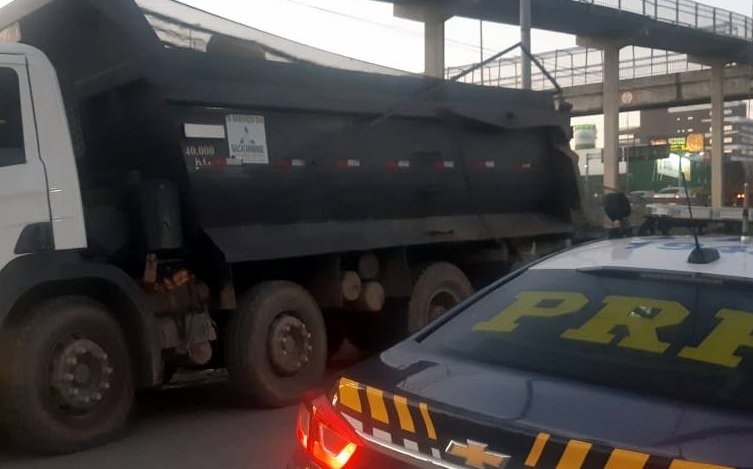 Caminhão que transportava quase 15t de peso excedente é flagrado em São José
