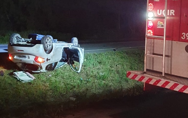 Mulher se fere após capotar o carro em Ilhota