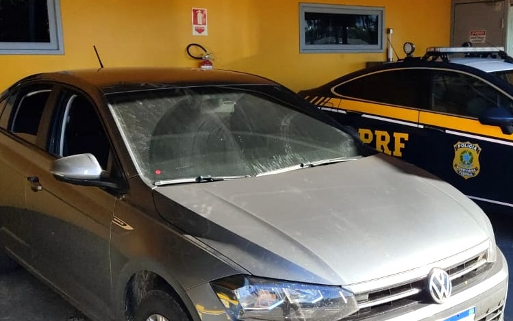 Policiais recuperam carro furtado que rodava clonado em Joinville