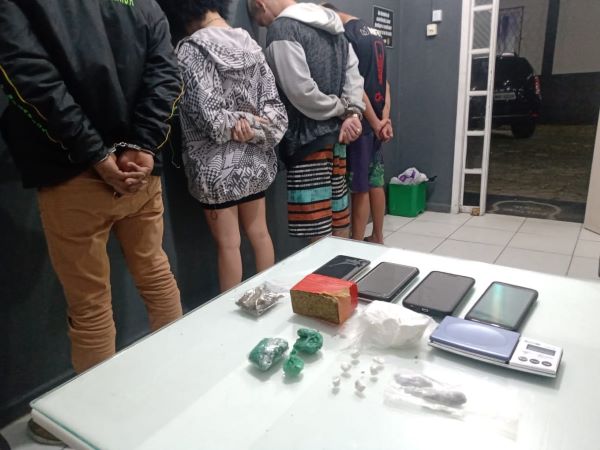 PM prende cinco pessoas por tráfico de drogas em Jaraguá do Sul