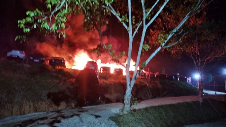 Veículos pegam fogo em pátio de carros apreendidos em Barra Velha