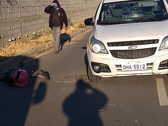 Colisão entre carro e bicicleta deixa uma idosa ferida em Indaial