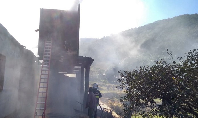 Bombeiros são acionados para combater incêndio em madeireira