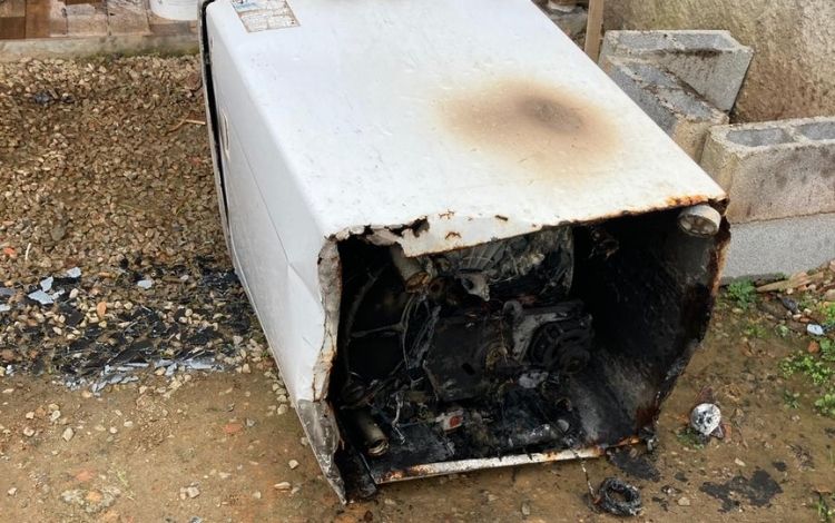 Máquina de lavar roupa causa princípio de incêndio em Ilhota