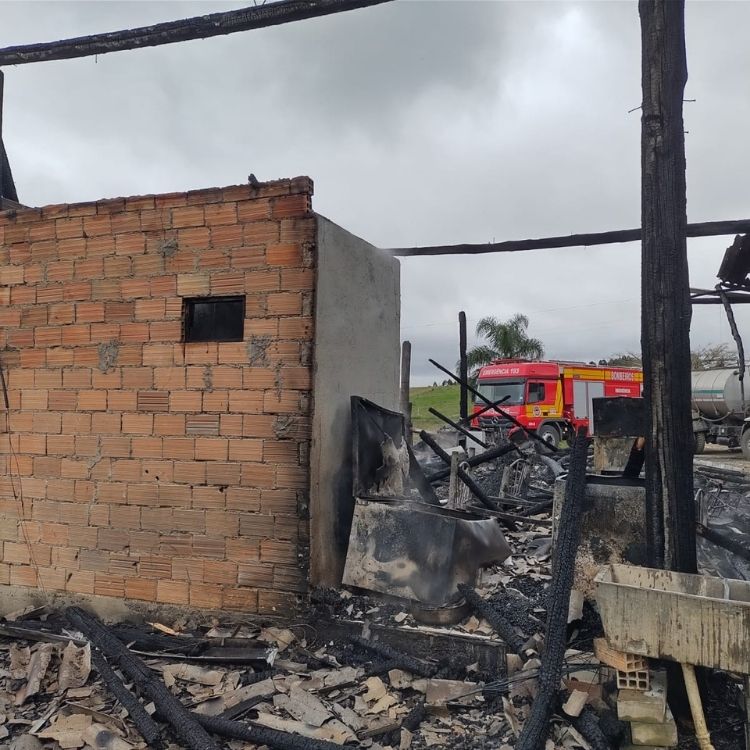 Incêndio atinge residência e galpão na região em Garrafão, em Imbuia