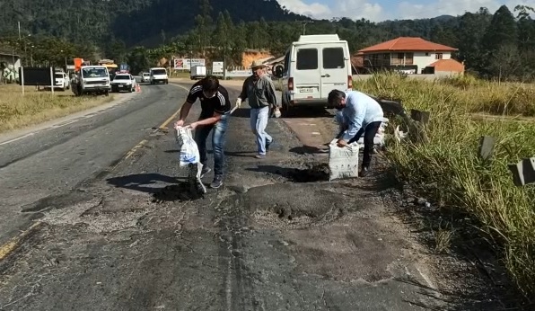 Prefeitura de Rodeio realiza tapa buracos na BR-470