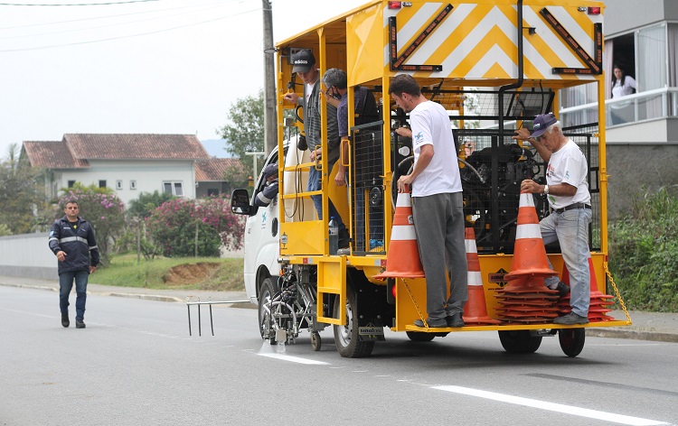 Prefeitura de Timbó adquire caminhão para pintura de faixas
