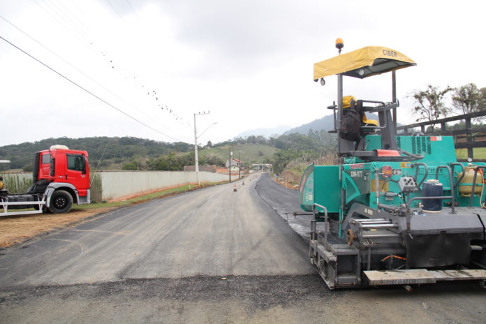 Rua Tiroleses trecho 2 começa a receber asfalto em Timbó