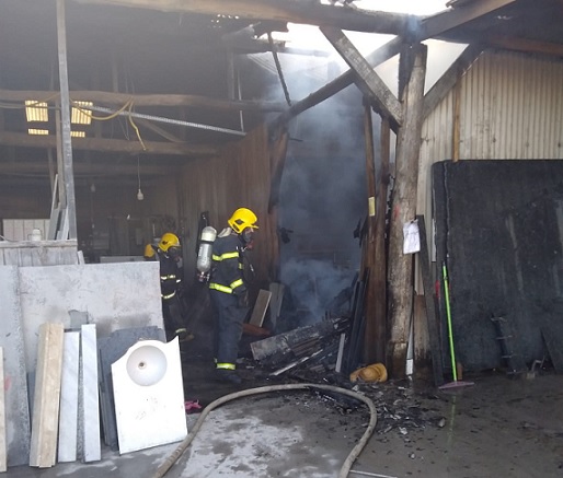 Bombeiros combatem incêndio em galpão na cidade de Itapoá