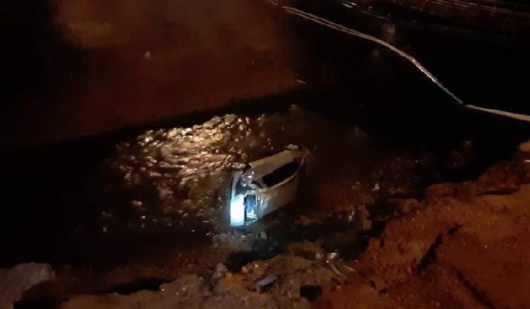 Veículo cai em ribanceira de rio e deixa feridos em Brusque