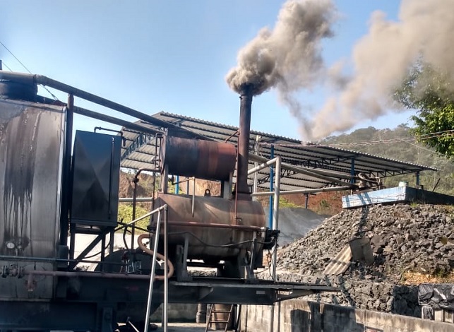 Caldeira de óleo usado para aquecer e preparar asfalto pega fogo em Itajaí