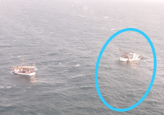 Embarcação pesqueira que estava a deriva no Rio Itajaí-Açu é resgatada em Itajaí