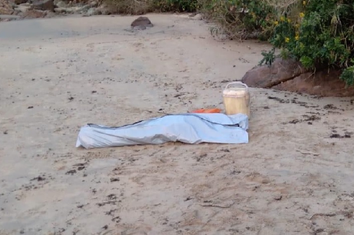 Pescador morre após lancha ser virada por onda na Praia da Saudade