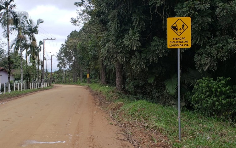 Timbó instala placas de sinalização para atenção com ciclistas