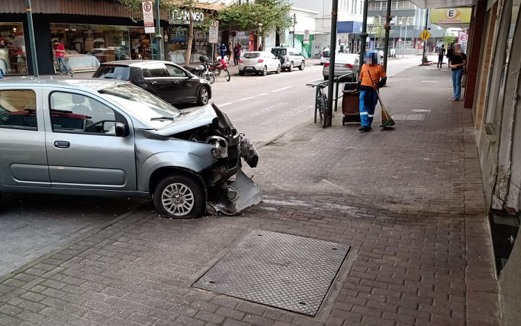 Veículo colide contra parede de restaurante em Blumenau