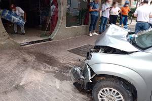 Veículo colide contra parede de restaurante em Blumenau