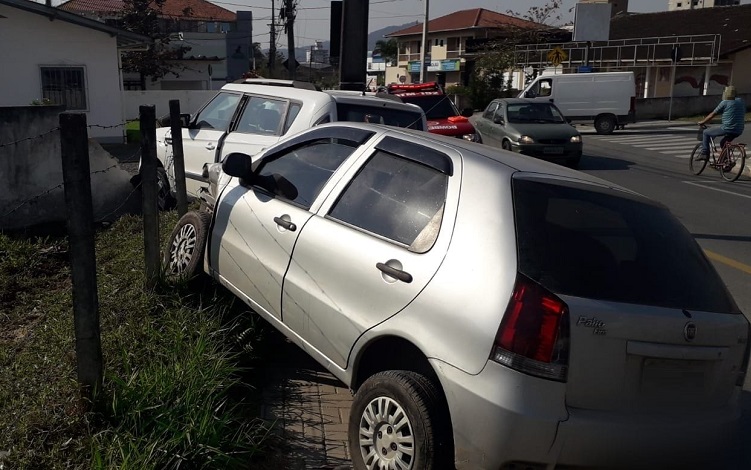 Veículos atingem muro após colisão em Gaspar