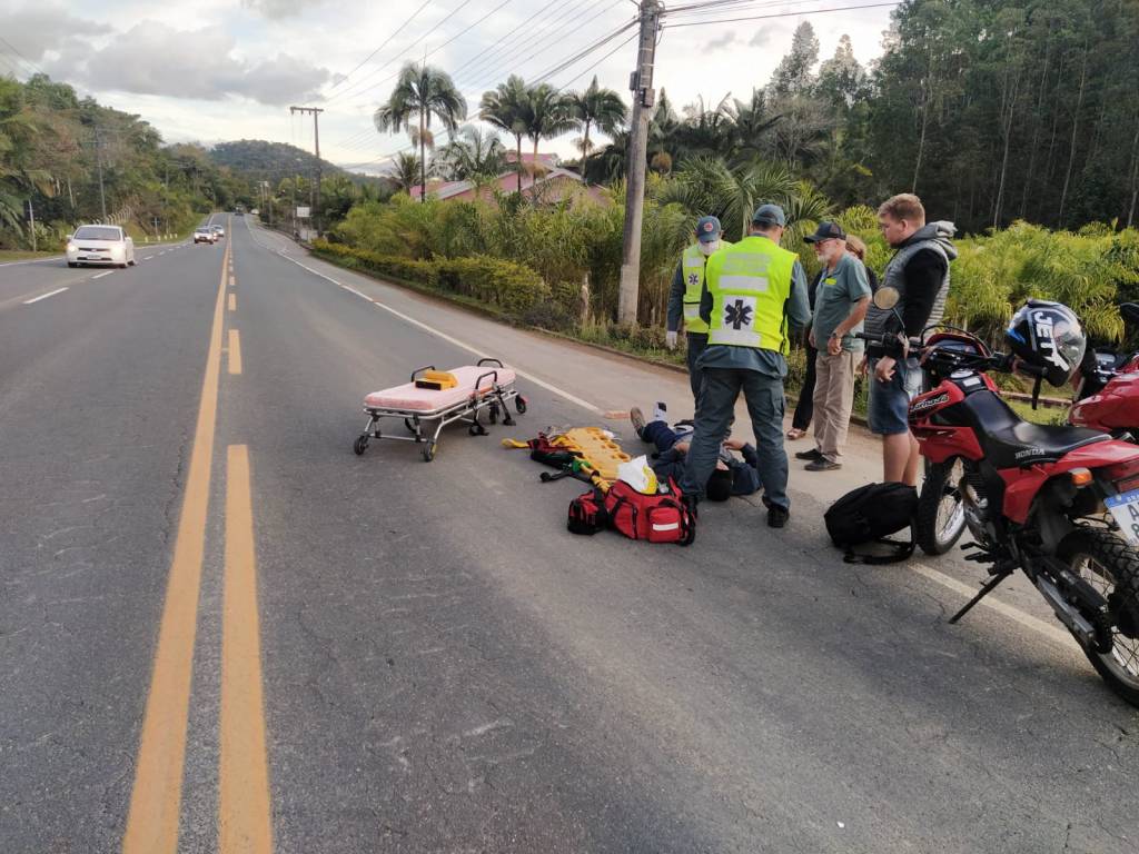 Motociclista sofre escoriações após colidir com carro em Rio dos Cedros