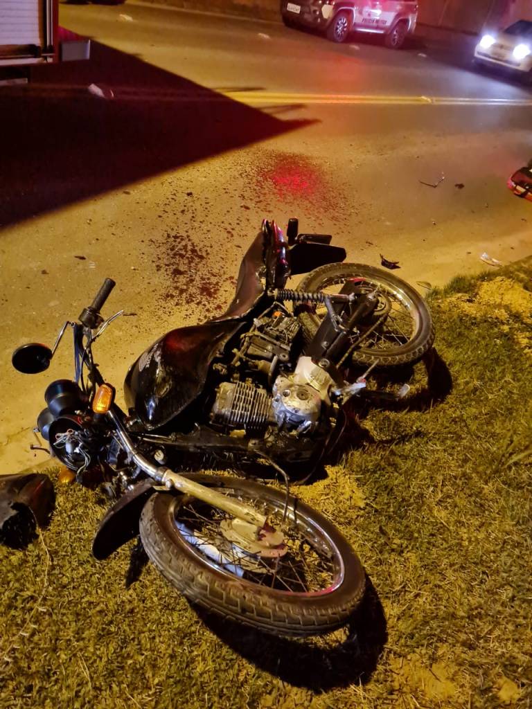 Colisão entre carro e moto deixa ferido em Rio dos Cedros