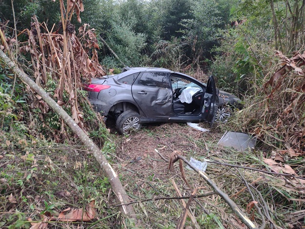 Motorista fica gravemente ferido ao colidir contra árvore em Pouso Redondo