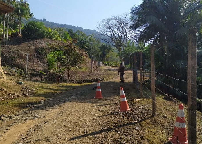 Homem ameaça pedreiros com facão em Rio dos Cedros