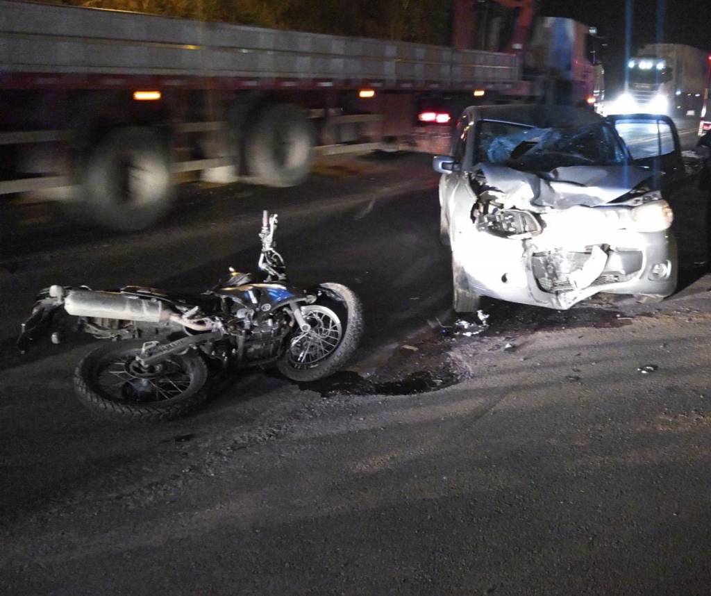 Colisão entre carro e moto deixa dois feridos na BR 470 em Indaial