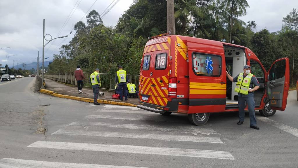 Acidente de trânsito deixa mulher ferida em Timbó