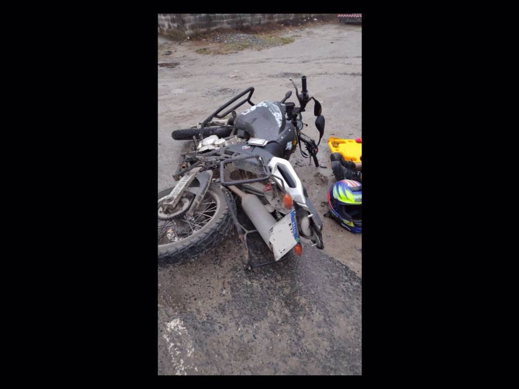 Motociclista se fere após colidir contra caminhão em Itapoá