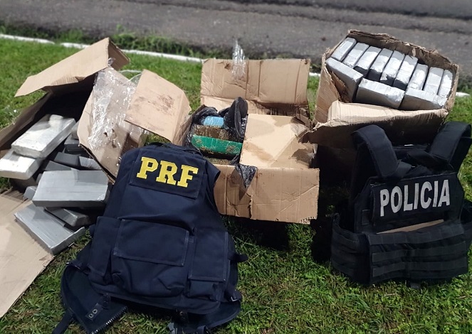 Cocaína e pasta-base avaliadas em R$ 4,8 milhões são encontradas escondidas em caminhão em Paulo Lopes