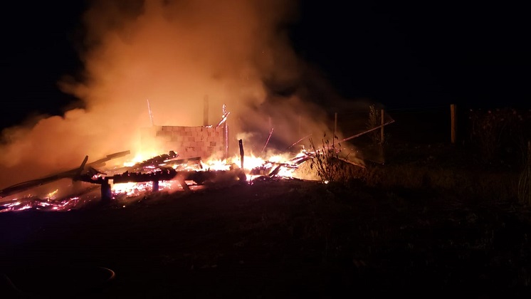 Casa de madeira pega fogo na madrugada desta segunda-feira em Taió