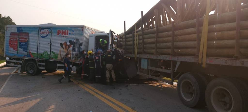 Colisão entre caminhão e duas carretas deixa motorista preso às ferragens em Alfredo Wagner