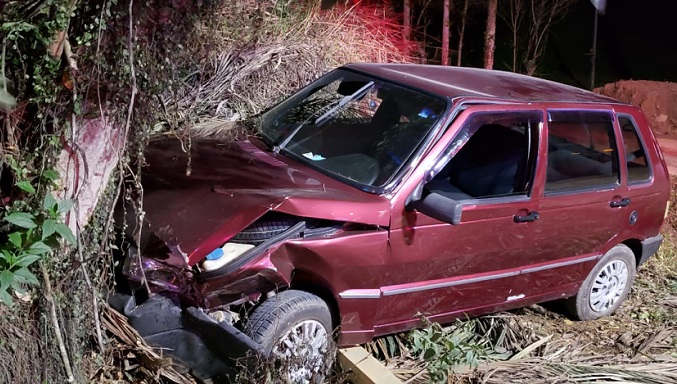Motorista é encaminhado ao hospital após colidir contra árvore em Rodeio